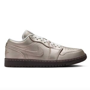 NEW Wmns Air Jordan 1 Low SE Metallic Zinc, Size: W9 / M7.5